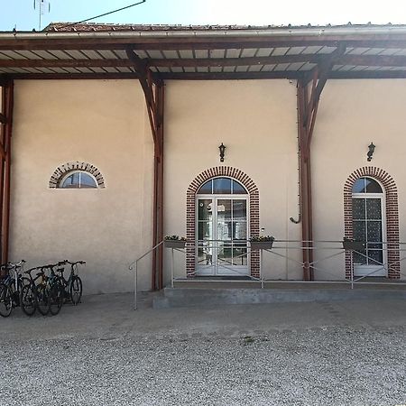 Chambre d'hôtes Le Domaine des Hirondelles Champcenest Exterior foto